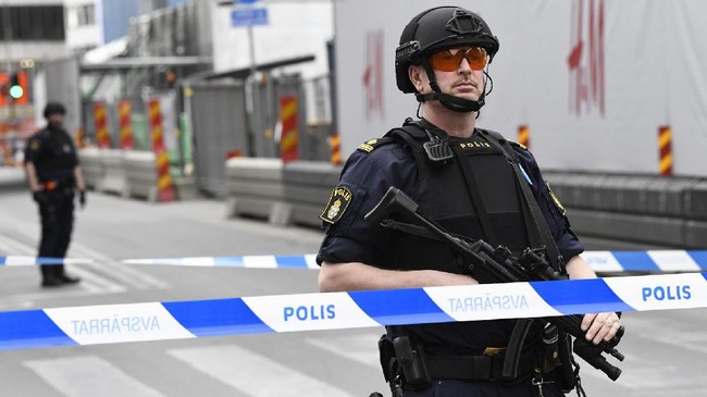 Lelaki yang mengklaim membawa bom dan senjata api di stasiun Malmo membuat takut calon penumpang. Polisi lantas menembaknya di kaki.