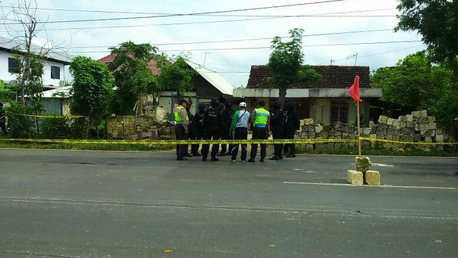 Enam dari tujuh pelaku penembakan tewas ditembak petugas dalam pengepungan. Sementara satu orang diamankan dalam kondisi hidup.