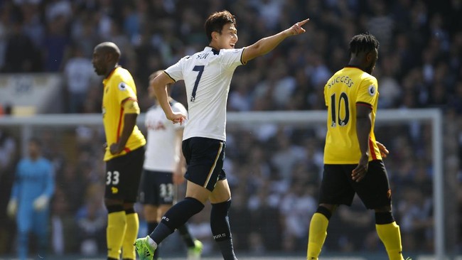 Tottenham Hotspur terus memberikan tekanan kepada Chelsea di puncak klasemen sementara Liga Primer berkat kemenangan telak 4-0 atas Watford.
