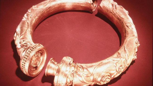 Para arkeolog menemukan gelang yang berasal dari era prasejarah di pantai Sarmi, Papua. Selain gelang, ditemukan pula bermacam artefak lainnya.
