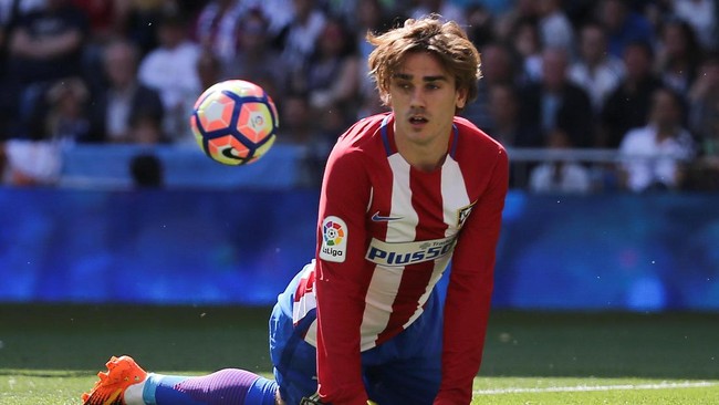 Antoine Griezmann tertangkap kamera tak ikut memberi selamat dan bertepuk tangan untuk bek Real Madrid, Raphael Varane yang baru saja jadi juara Liga Champions.