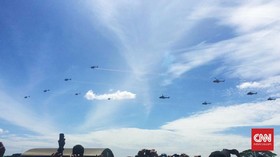 Antusiasme Warga Melihat Manuver Udara TNI AU