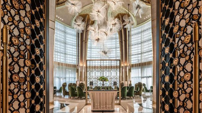 Palm Court di Four Seasons Hotel Jakarta menawarkan sensasi keliling dunia lewat beragam menu fusi barat dan timur serta desain interior istimewa.