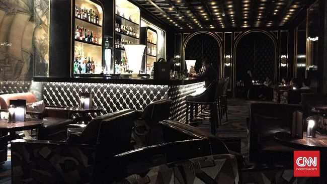 Four Seasons Hotel Jakarta menawarkan suasana berbeda di lokasi barunya di Jalan Gatot Subroto, lewat interior French art deco berpadu seni Indonesia.
