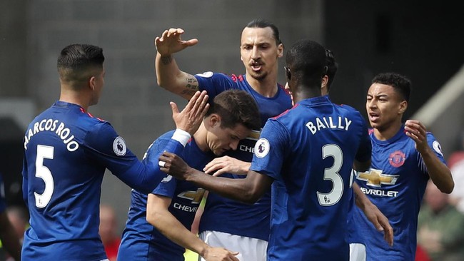 Manchester United tampil perkasa saat melawat ke markas Sunderland dalam lanjutan Liga Primer, Minggu (9/4). Tim berjulukan Setan Merah itu menang 3-0.