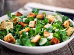 5 Topping Salad yang Diam-Diam Bikin Sehatnya Jadi Berkurang