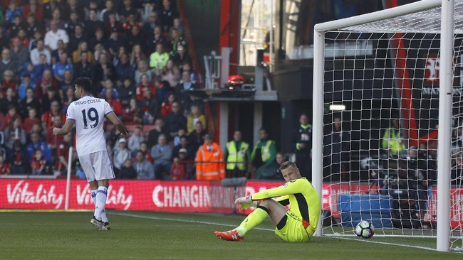 Chelsea berhasil menutup babak pertama duel lawan AFC Bournemouth dengan skor 2-1 lewat gol bunuh diri Adam Smith dan aksi Eden Hazard.