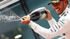 Juara GP China, Hamilton Samai Poin Vettel