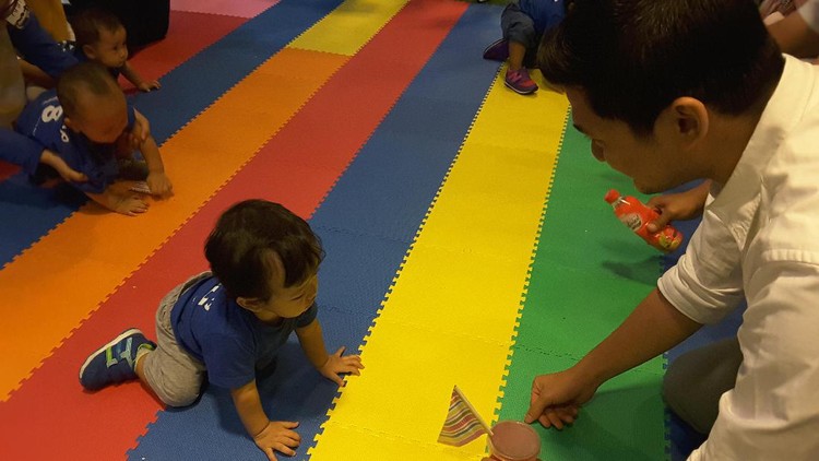 Wah! Si kecil udah merangkak. Sini Nak, ke Bunda.