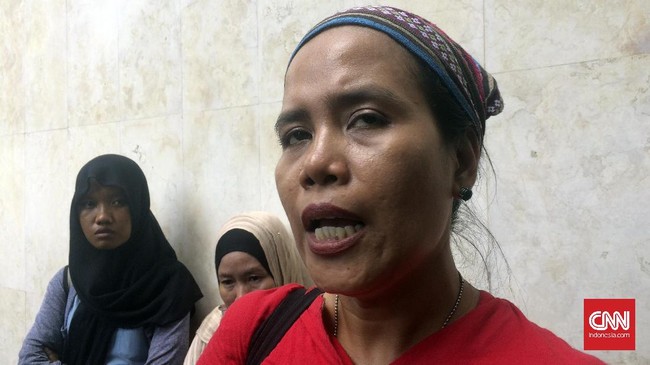 Emilia Yanti, buruh yang digampar polisi, mengatakan penamparan itu buntut adu argumentasi soal aturan menyampaikan pendapat di muka umum.