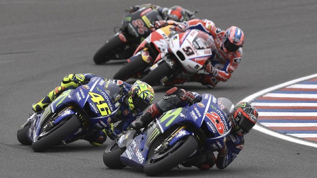 Spanish biker Maverick Vinales (25), rides his Yamaha next to Italian Valentino Rossi (46), during the MotoGP race of the Argentina Grand Prix at Termas de Rio Hondo circuit, in Santiago del Estero, Argentina on April 9, 2017. Vinales won the race and Rossi got the second place. / AFP PHOTO / JUAN MABROMATA