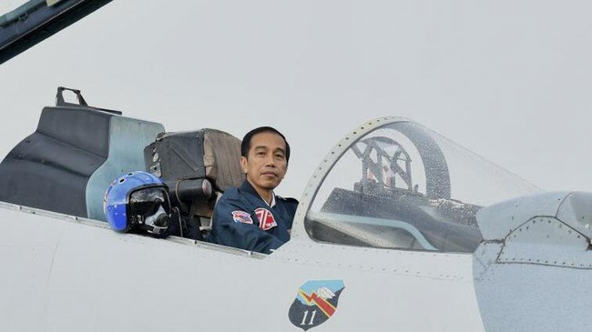 Di atas jet tempur Sukhoi Presiden Jokowi memberikan apresiasi kepada jajaran TNI AU yang disebutnya telah menjaga wilayah udara di Indonesia.
