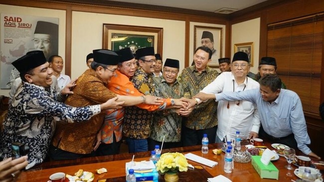 Mulai dari guyonan soal istri awet muda Djarot hingga syahadat Ahok, pertemuan paslon nomor 2 dengan PBNU dipenuhi dengan gelak tawa.