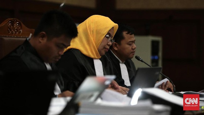 Dari total proyek e-KTP Rp5,9 triliun dipotong pajak, sebesar 49 persen atau Rp2,5 triliun dibagikan ke anggota Komisi II, pejabat Kemendagri, hingga Ketua DPR.