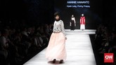 Kejutan Sofie dan Barli Asmara di Penutupan MUFFEST 2017 Bersama Najua Yanti, Hannie Hananto dan Monika Jufri, mereka menutup dengan manis gelaran Muslim Fashion Festival ke-dua yang berakhir Minggu (9/4).