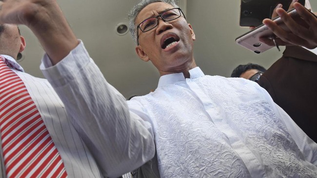 Massa yang menggelar aksi menamakan diri Aliansi Pergerakan Islam Jawa Barat. Mereka mendesak agar kasus Buni Yani dihentikan oleh pengadilan.