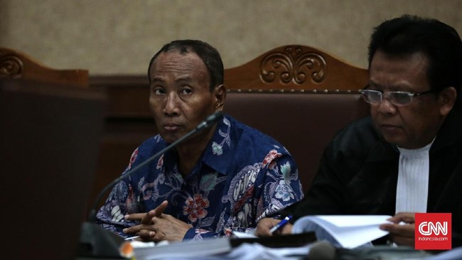Sebagian anggota tim teknis pelaksana proyek e-KTP menanggap uang pemberian Sugiharto itu sebagai uang lembur. Satu di antara mereka serahkan uang itu ke KPK.