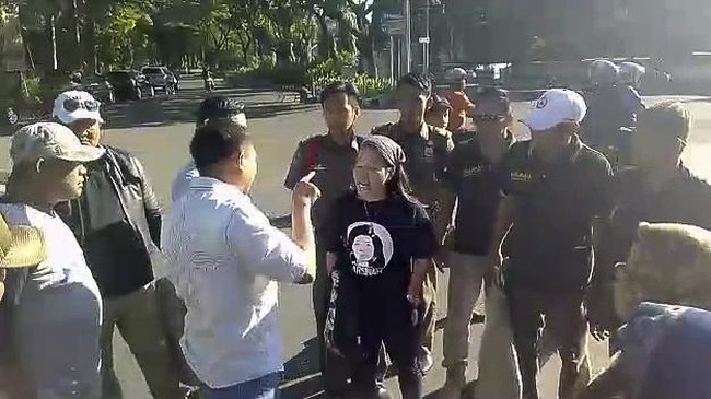Kasatintel Polres Tangerang AKBP Danu W. Subroto diduga menggampar seorang buruh perempuan yang berunjuk rasa di kawasan Tugu Adipura, Tangerang pada Minggu.