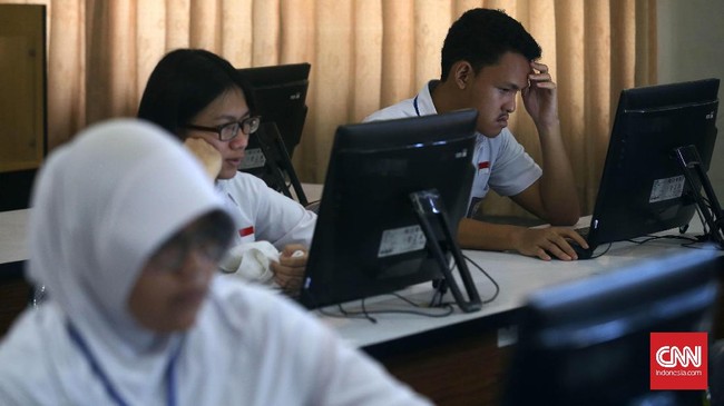 Sebagian besar orangtua menyekolahkan anaknya sampai jenjang yang lebih tinggi agar ia bisa mendapatkan pekerjaan yang lebih layak. Benarkah tujuan ini?