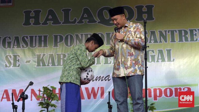 Jika Presiden RI Joko Widodo punya tradisi bagi-bagi sepeda, Menpora RI Imam Nahrawi punya kebiasaan bagi-bagi bola sepak di setiap kunjungan kerja.