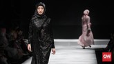 Kejutan Sofie dan Barli Asmara di Penutupan MUFFEST 2017 Bersama Najua Yanti, Hannie Hananto dan Monika Jufri, mereka menutup dengan manis gelaran Muslim Fashion Festival ke-dua yang berakhir Minggu (9/4).