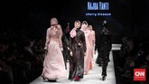 Kejutan Sofie dan Barli Asmara di Penutupan MUFFEST 2017 Bersama Najua Yanti, Hannie Hananto dan Monika Jufri, mereka menutup dengan manis gelaran Muslim Fashion Festival ke-dua yang berakhir Minggu (9/4).
