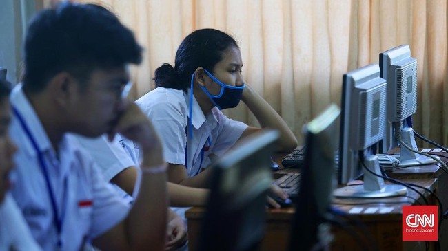 Kemendikbud menyatakan pelajaran sejarah tetap akan masuk dalam kurikulum pelajaran untuk siswa SMA dan sederajat.