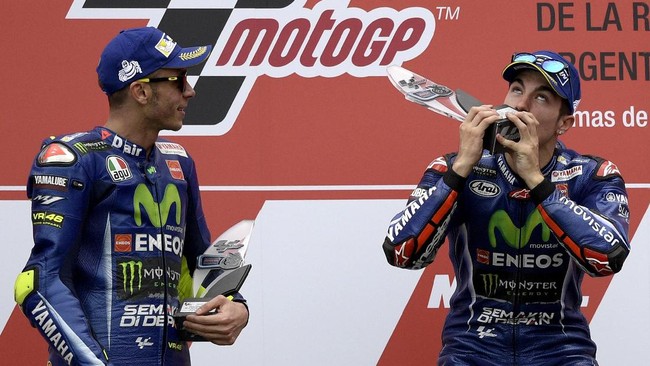 Valentino Rossi dan Maverick Vinales diklaim sepakat membuat The Doctor menjadi juara dunia musim ini. Sedangkan musim 2018, giliran Rossi membantu Vinales.