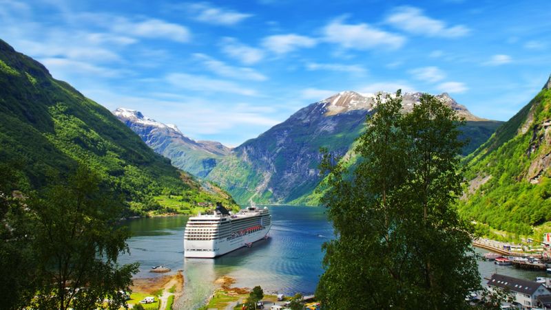 Sebagai upaya menambah daya tarik wisatawan di Danau Toba, Kementerian Pariwisata (Kemenpar) dan Patra Jasa menjanjikan pengadaan kapal penjelajah atau cruise.