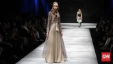 Kejutan Sofie dan Barli Asmara di Penutupan MUFFEST 2017 Bersama Najua Yanti, Hannie Hananto dan Monika Jufri, mereka menutup dengan manis gelaran Muslim Fashion Festival ke-dua yang berakhir Minggu (9/4).