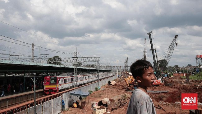 PT KAI akan menggusur warga RW 12 Manggarai, Jakarta Selatan untuk proyek rel. Padahal, ada warga tinggal turun-temurun serta membayar pajak bumi dan bangunan.