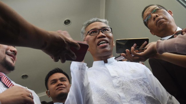 Tiga orang akan dihadirkan sebagai saksi meringankan untuk terdakwa kasus ujaran kebencian Buni Yani. Satu saksi diantaranya adalah musisi Ahmad Dhani.