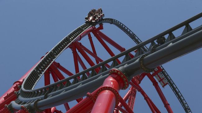 Roller coaster setinggi 111 meter itu melesat dengan kecepatan 180 kilometer per jam hanya dalam waktu lima detik.