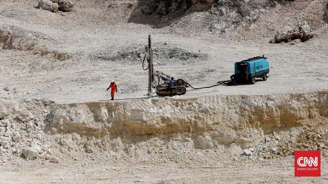 Kewenangan pemda memberi izin lingkungan diambil alih oleh pusat dalam UU Omnibus Law yang baru disahkan DPR, Kamis (5/10).