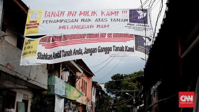 PT KAI akan menggusur warga RW 12 Manggarai, Jakarta Selatan untuk proyek rel. Padahal, ada warga tinggal turun-temurun serta membayar pajak bumi dan bangunan.