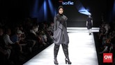 Kejutan Sofie dan Barli Asmara di Penutupan MUFFEST 2017 Bersama Najua Yanti, Hannie Hananto dan Monika Jufri, mereka menutup dengan manis gelaran Muslim Fashion Festival ke-dua yang berakhir Minggu (9/4).
