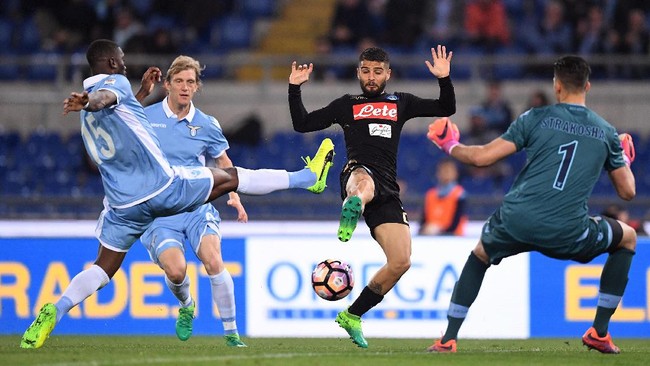 Napoli pesta gol 3-0 di markas Lazio. Juru taktik tim Maurizio Sarri menilai kemenangan besar itu karena terlecut Juventus.