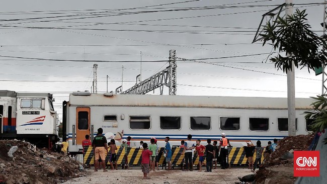 Warga Manggarai menduga PT KAI tak akan berhenti menyetop rencana penggusuran demi pembangunan jalur kereta api, meski saat ini ditunda.