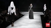 Kejutan Sofie dan Barli Asmara di Penutupan MUFFEST 2017 Bersama Najua Yanti, Hannie Hananto dan Monika Jufri, mereka menutup dengan manis gelaran Muslim Fashion Festival ke-dua yang berakhir Minggu (9/4).
