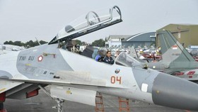 Di Kokpit Sukhoi, Jokowi Apresiasi Para 'Penjaga Udara'