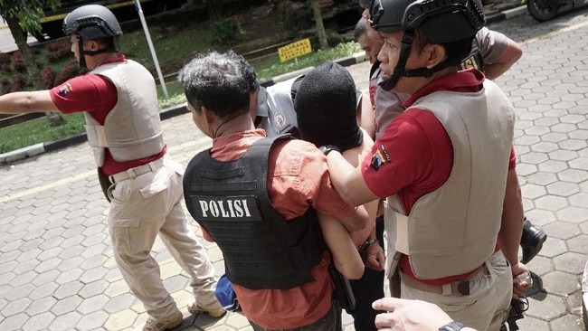 MID pelaku penyerangan Polres Banyumas, MID, diduga mengenal salah satu terduga pelaku teror di Tuban. Keduanya sempat berkomunikasi lewat pesan singkat.