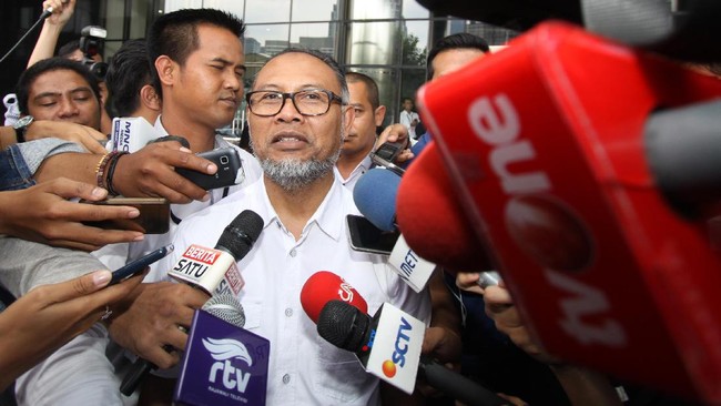Bambang Widjojanto berpendapat, saat ini KPK berada dalam kondisi sekarat karena mendapat serangan bertubi-tubi dari kelompok pro koruptor.