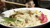 Antusiasme Warga Jepang Santap Ramen Cacing Tren makan serangga makin menjamur. Kini giliran Jepang yang memopulerkan sajian serangga, termasuk cacing. Mereka bahkan juga mencampur serangga dengan ramen.