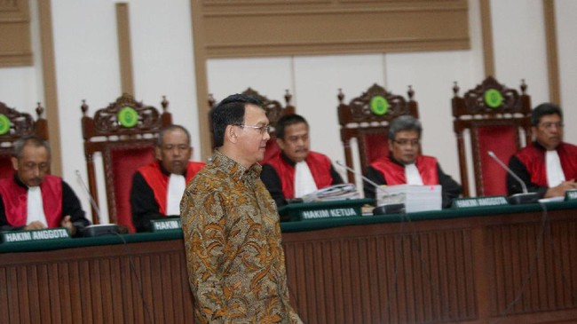 Polri tidak menerapkan pengamanan khusus. Area khusus pendukung Ahok terlihat lengang, tak seperti kawasan yang disediakan untuk massa kontra gubernur DKI itu.