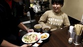 Antusiasme Warga Jepang Santap Ramen Cacing Tren makan serangga makin menjamur. Kini giliran Jepang yang memopulerkan sajian serangga, termasuk cacing. Mereka bahkan juga mencampur serangga dengan ramen.