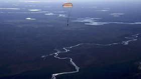 FOTO: Detik-detik Pendaratan Astronaut 'Pulang Kampung'