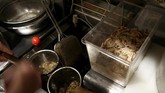 Antusiasme Warga Jepang Santap Ramen Cacing Tren makan serangga makin menjamur. Kini giliran Jepang yang memopulerkan sajian serangga, termasuk cacing. Mereka bahkan juga mencampur serangga dengan ramen.