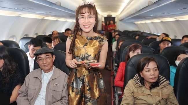 Nguyen Thi Phuong Thao, otak di balik kesuksesan maskapai bikini Viet Jet, menjadi wanita terkaya di Vietnam. Konsep seragam pramugarinya gunakan bikini latex.