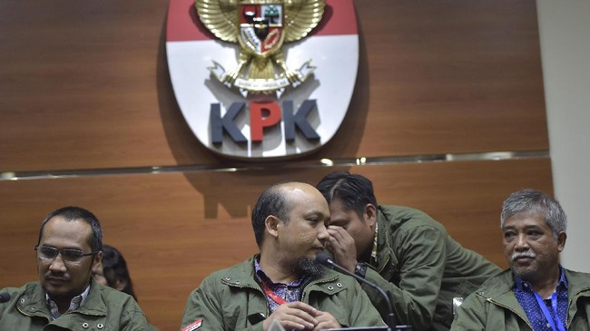 Warga melihat dua orang pelaku berboncengan sepeda motor. Jemaah masjid sempat membantu Novel membersihkan sisa air keras sebelum membawanya ke RS.
