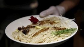 Antusiasme Warga Jepang Santap Ramen Cacing